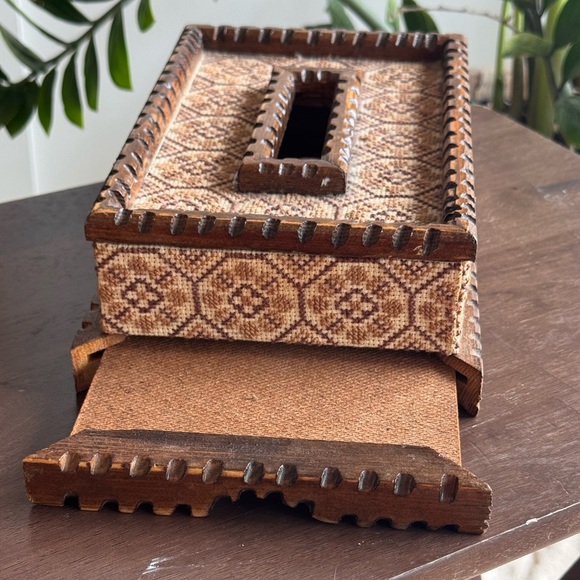 RARE FIND!! GORGEOUS vintage tissue holder box in excellent condition - Picture 4 of 7